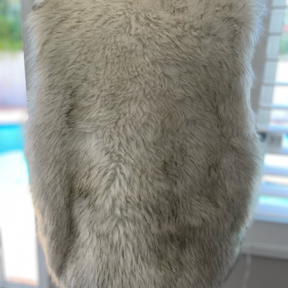Faux Fur Vest - Picture 2 of 6